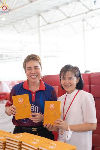 ภาพ No.212014:วันจันทร์ที่ 17 มีนาคม พ.ศ. 2568 บุญบรรจุกล่องไทยธรรม เพื่อถวายแด่พระสังฆาธิการ 40,000 กว่าวัดทั่วไทย ในวันคุ้มครองโลก 22 เมษายน พ.ศ. 2568 ณ บ้านแก้วเรือนทองคุณยายฯ วัดพระธรรมกาย