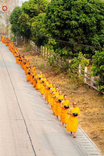 ภาพ No.136971:Photo Story  มหัศจรรย์วัดดงดินแดง Episode 5 กิจกรรมถ่ายภาพหมู่ประวัติศาสตร์ และตักบาตรฉลองพระ-เณรกว่า 500 รูป วันที่ 6 เมษายน พ.ศ. 2567