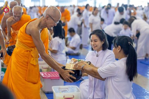 ภาพ No.232009:วันอาทิตย์ที่ 6 กรกฏาคม พ.ศ. 2568 พิธีตักบาตร ข้าวสารอาหารแห้ง  พิธีบูชาข้าวพระ สัมมนาพิเศษราชเหล็ก ณ สภาธรรมกายสากล วัดพระธรรมกาย