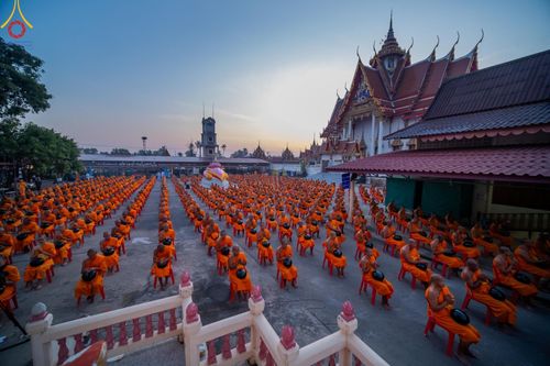 ภาพ No.197628:พิธีตักบาตรพระธรรมยาตรา ณ อนุสรณ์สถานลำดับที่ 4 สถานที่เกิดด้วยกายธรรม วัดโบสถ์(บน) ต.บางคูเวียง จ.นนทบุรี ในโครงการธรรมยาตรา กตัญญูบูชา มหาปูชนียาจารย์ พระมงคลเทพมุนี(สด จนฺทสโร) พระผู้ปราบมาร อนุสรณ์สถาน 7 แห่ง ปีที่ 13 วันที่ 19 มกราคม พ.ศ. 2568