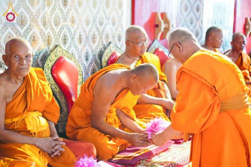 ภาพ No.146682:พิธีต้อนรับสัญญาบัตร พัดยศ ผ้าไตร ในโอกาสที่พระบาทสมเด็จพระเจ้าอยู่หัว ทรงพระกรุณาโปรดพระราชทานสัญญาบัตรตั้งสมณศักดิ์ พระวิมลศาสนวิเทศ (สำรวจ กมโล) เจ้าอาวาสวัดไทยนอร์เวย์ เป็นพระราชาคณะชั้นราช ในราชทินนามที่ “พระราชวชิรศาสนวิเทศ”