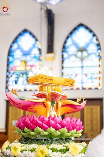 ภาพ No.96416:พิธีทอดกฐินราชันปฐพี ราชินีที่ดิน เพื่อซื้อที่ดินหลังโบสถ์ ฉลองครบรอบ 10 ปีสถาปนาโบสถ์วัดพุทธ วันอาทิตย์ที่ 19 พฤศจิกายน พ.ศ. 2566 ณ วัดพระธรรมกายนิวคาสเซิล ประเทศอังกฤษ