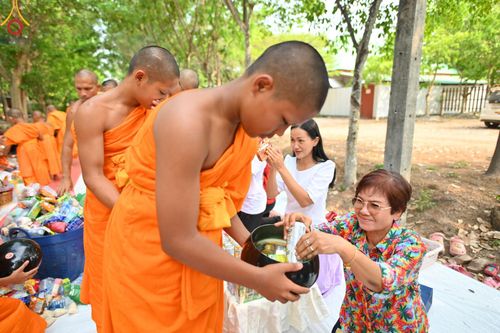 ภาพ No.62846:พิธีตักบาตรฉลองสามเณรใหม่ ในโครงการบรรพชาสามเณร ฟื้นฟูพระพุทธศาสนาทั่วไทย ณ ศูนย์ปฏิบัติธรรมพนมสารคาม(เพชรตะวัน) จ.ฉะเชิงเทรา วันที่ 12 เมษายน พ.ศ. 2567