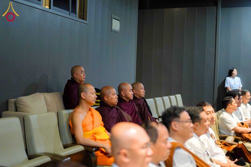 ภาพ No.327670:วันที่ 1-6 พฤษภาคม พ.ศ.2569 ต้อนรับชาวต่างชาติ พระภิกษุ คณะชาวเมียนมาร์  อุบาสิกาชาวอินเดีย เยี่ยมชมวัดพระธรรมกายและสักการะพระมหาธรรมกายเจดีย์