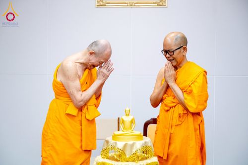 ภาพ No.222441:วันที่ 21 เมษายน พ.ศ. 2568 หลวงพ่อทัตตชีโวต้อนรับคณะสงฆ์ สปป.ลาว ณ อาคาร 100 ปี คุณยายมหารัตนอุบาสิกาจันทร์ ขนนกยูง วัดพระธรรมกาย