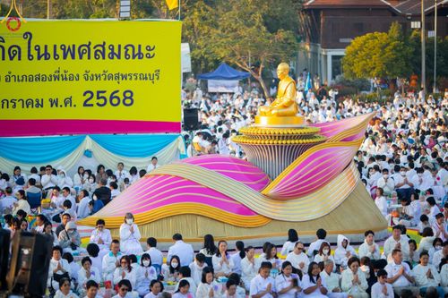 ภาพ No.195329:พิธีตักบาตรพระธรรมยาตรา ณ อนุสรณ์สถานลำดับที่ 3 สถานที่เกิดใหม่ในเพศสมณะ วัดสองพี่น้อง ต.ต้นตาล อ.สองพี่น้อง จ.สุพรรณบุรี ในโครงการธรรมยาตรา กตัญญูบูชา มหาปูชนียาจารย์ พระมงคลเทพมุนี(สด จนฺทสโร) พระผู้ปราบมาร ปีที่ 13 วันที่ 15 มกราคม พ.ศ.2568