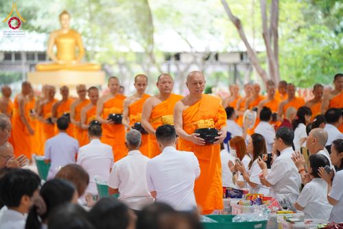 ภาพ No.144271:พิธีตักบาตรพระใหม่  โครงการบรรพชาอุปสมบทหมู่ ธรรมทายาทนานาชาติ (ภาษาจีน) ณ อาคารโถงช้าง วัดพระธรรมกาย วันอาทิตย์ที่ 14 กรกฎาคม พ.ศ. 2567
