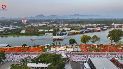 ภาพ No.101808:ตักบาตรพระ 10,000 รูป เติมบุญให้แผ่นดิน เนื่องในโอกาส 192 ปี จังหวัดกาญจนบุรี หนึ่งในโครงการตักบาตรพระ 2,000,000 รูป  77 จังหวัดทุกวัดทั่วไทย วันจันทร์ที่ 11 ธันวาคม พ.ศ. 2566 บริเวณถนนสองแคว (SKY WALK) เมืองกาญจนบุรี