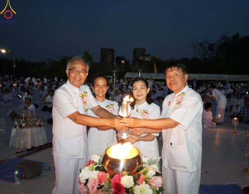 ภาพ No.129595:พิธีจุดประทีป 10,000 ดวง น้อมถวายเป็นพุทธบูชา ณ มหารัตนเจดีย์สิริปทุมสวรรค์ (เจดีย์อริยพุทธะ 5 พระองค์) ศูนย์ปฏิบัติธรรมภาคใต้ อ.บางกล่ำ จ.สงขลา  วันที่ 10 มีนาคม พ.ศ. 2567