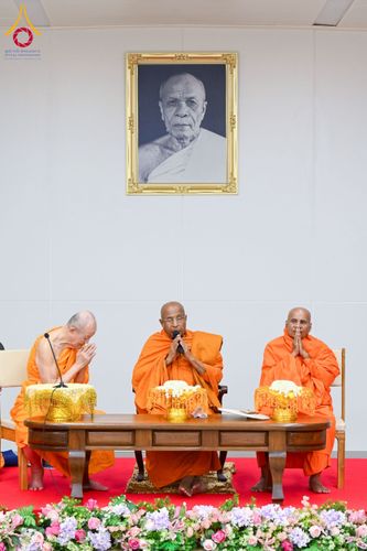 ภาพ No.223027:วันที่ 24 เมษายน พ.ศ. 2568 หลวงพ่อทัตตชีโวต้อนรับคณะสงฆ์ศรีลังกา ณ อาคาร 100 ปี คุณยายมหารัตนอุบาสิกาจันทร์ ขนนกยูง วัดพระธรรมกาย