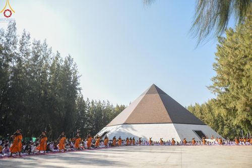 ภาพ No.193247:พิธีต้อนรับพระธรรมยาตรา ณ อนุสรณ์สถาน สถานที่เกิดในเพศสมณะ วัดสองพี่น้อง อำเภอสองพี่น้อง จังหวัดสุพรรณบุรี ในโครงการธรรมยาตรา กตัญญูบูชา มหาปูชนียาจารย์ พระมงคลเทพมุนี(สด จนฺทสโร) พระผู้ปราบมาร อนุสรณ์สถาน 7 แห่ง ปีที่ 13 วันที่ 11 มกราคม พ.ศ. 2568