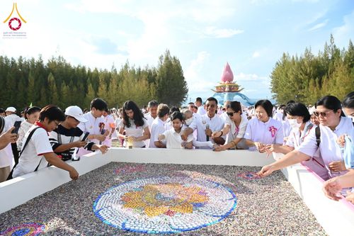 ภาพ No.162079:พิธีโปรยรัตนชาติ ลานอเนกประสงค์พญานาค 4 ตระกูล วันพฤหัสบดีที่ 17 ตุลาคม พ.ศ. 2567 ณ พุทธอุทยานนานาชาติ จังหวัดหนองคาย