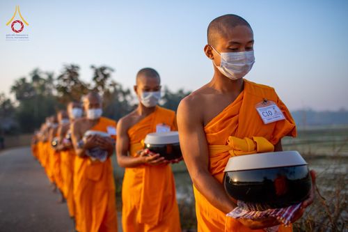 ภาพ No.76373:คณะสงฆ์และสามเณรบิณฑบาต ประเทศบังกลาเทศ วันที่ 11 กุมภาพันธ์ พ.ศ. 2566