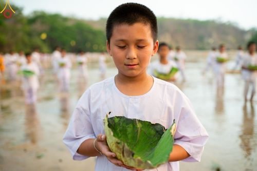 ภาพ No.63264:Photo Story  มหัศจรรย์วัดดงดินแดง Episode 1  พิธีปลงผมนาคธรรมทายาท  ในโครงการบรรพชาอุปสมบทหมู่ ฟื้นฟูพระพุทธศาสนาทั่วไทย วัดดงดินแดง ณ ลำน้ำแม่ตื่น อ.อมก๋อย จ.เชียงใหม่ วันที่ 2 เมษายน พ.ศ. 2567