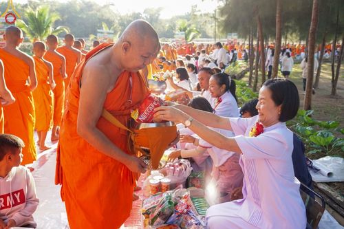 ภาพ No.104991:พิธีตักบาตรพระ ๑,๐๐๐ รูป ฉลองเมืองลำปาง ๑,๓๔๓ ปี วันเสาร์ที่ ๓๐ ธันวาคม พ.ศ. ๒๕๖๖ ณ ศูนย์ปฏิบัติธรรมลำปาง อำเภอเมือง จังหวัดลำปาง