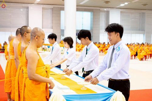 ภาพ No.233759:วันเสาร์ที่ 19 กรกฎาคม พ.ศ.2568 วันมหารำลึก ครั้งที่ 35 พิธีรำลึกถึงนักสร้างบารมี , พิธีสวดพระพุทธมนต์ , พิธีทอดผ้าบังสกุลและถวายไทยธรรม วัดพระธรรมกาย