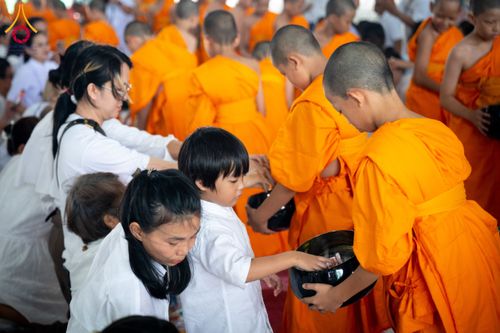 ภาพ No.61994:ตักบาตรฉลองสามเณรใหม่ มัชฌิมธรรมทายาท ณ วิหารคด คอร์ 9 วัดพระธรรมกาย วันที่ 15 เมษายน พ.ศ. 2567