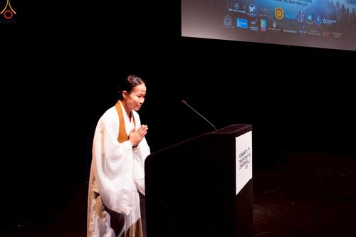 ภาพ No.249757:วันอาทิตย์ที่ 28 กันยายน พ.ศ. 2568 การปฏิบัติธรรมบูชาธรรม 108 ปี แห่งการบรรลุธรรมของหลวงปู่วัดปากน้ำ ได้จุดประทีปสันติภาพไปทั่วโลก และได้ร่วมเสวนาทางปัญญา เพื่อการขยายพระพุทธศาสนาวิชชาธรรมกายไปทั่วโลก  ในงาน HTC Newyork USA