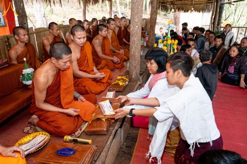 ภาพ No.174439:พิธีตักบาตรพระ,พิธีทอดผ้าป่า พิธีกลั่นแผ่นดินโปรยรัตนชาติ  สร้างพระอุโบสถและเจดีย์ วัดป่าสัมมาทิฏฐิและวัดสิริขันโท แขวงอัตตะปือ สปป. ลาว วันที่ 29 ตุลาคม พ.ศ. 2567