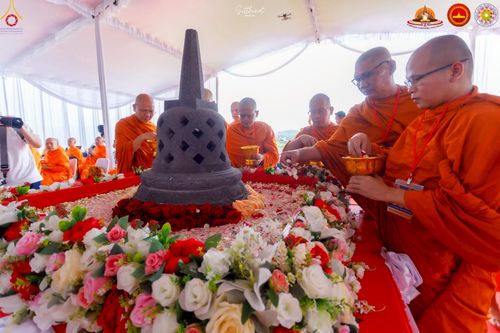 ภาพ No.224467:วันจันทร์ที่ 12 พฤษภาคม พ.ศ. 2568  ชาวพุทธในอินโดนีเซีย ร่วมฉลองวิสาขบูชาจุดประทีปกว่า 200,000 ดวง ณ พระมหาเจดีย์บรมพุทโธ  เจริญพุทธมนต์ถวาย “พระวชิรเกล้าเจ้าอยู่หัว”