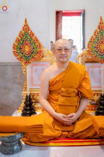 ภาพ No.214761:พิธีต้อนรับสัญญาบัตร พัดยศ พระราชวิเทศวชิรเวที (บัณฑิต วรปญฺโญ) เจ้าอาวาสวัดพระธรรมกายสกอตแลนด์ สหราชอาณาจักร ผู้ช่วยเจ้าอาวาสวัดพระธรรมกาย ณ อุโบสถพระไตรปิฏก วัดพระธรรมกาย