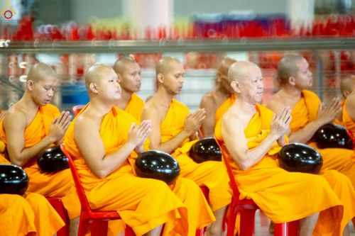 ภาพ No.243467:วันที่ 7 กันยายน พ.ศ. 2568 พิธีตักบาตร ข้าวสารอาหารแห้ง ในวันครูผู้ค้นพบวิชชาธรรมกาย ณ บ้านแก้วเรือนทองคุณยายฯ สภาธรรมกายสากล วัดพระธรรมกาย