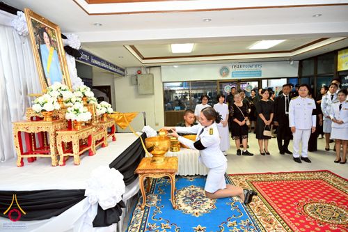 ภาพ No.260880:อำเภอคลองหลวง จัดพิธีสรงน้ำพระบรมศพ สมเด็จพระนางเจ้าสิริกิติ์ พระบรมราชินีนาถ พระบรมราชชนนีพันปีหลวง  ด้วยสำนึกในพระมหากรุณาธิคุณตราบนิจนิรันดร์ วันที่ 26 ตุลาคม พ.ศ. 2568 เวลา 09.30 น. ณ ที่ว่าการอำเภอคลองหลวง จังหวัดปทุมธานี