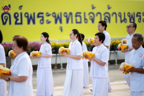 ภาพ No.63130:โครงการอุปสมบทหมู่ บูชาธรรมหลวงพ่อธัมมชโย พ.ศ.2567 ณ ลานธรรม พระมหาธรรมกายเจดีย์ วัดพระธรรมกาย วันที่ 13 เมษายน พ.ศ.2567