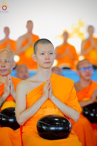 ภาพ No.221965:วันที่ 4 พฤษภาคม พ.ศ. 2568 พิธีตักบาตร เนื่องในวันอาทิตย์ต้นเดือน ณ บ้านแก้วเรือนทองคุณยายฯ วัดพระธรรมกาย