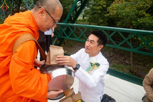 ภาพ No.102007:พิธีตักบาตรพระ 111 รูป ณ สะพานประวัติศาสตร์  อ.ปาย จ.แม่ฮ่องสอน วันอาทิตย์ที่ 10 ธันวาคม พ.ศ. 2566