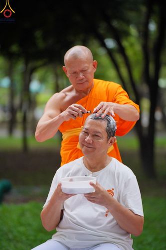 ภาพ No.143869:พิธีตัดปอยผม โครงการอุปสมบทหมู่ พระธรรมทายาทนานาชาติ (ภาษาจีน) รุ่นที่ 19 วันอาทิตย์ที่ 7 กรกฎาคม พ.ศ. 2567 ณ สนามหญ้า หน้าบ้านแก้วอาสาสมัคร วัดพระธรรมกาย
