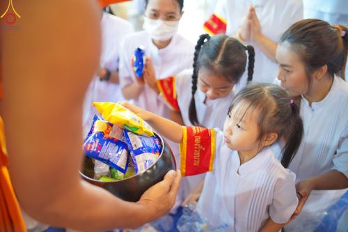 ภาพ No.123008:พิธีตักบาตร และพิธีบูชาข้าวพระ ในวันอาทิตย์ต้นเดือนที่ 4 กุมภาพันธ์ พ.ศ. 2567 ณ วัดพระธรรมกาย จ.ปทุมธานี