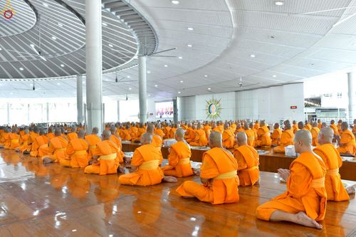 ภาพ No.229667:วันที่ 25 มิถุนายน พ.ศ. 2568 (แรม 15 ค่ำ เดือน 7) พิธีบุพเปตพลี ครั้งที่ 166 ร่วมอุทิศบุญแด่หมู่ญาติที่ล่วงลับไปแล้ว และสืบทอดอายุพระพุทธศาสนา ณ หอฉันคุณยายอาจารย์ฯ วัดพระธรรมกาย