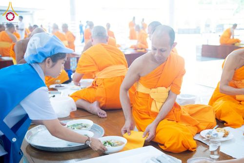 ภาพ No.268295:วันที่ 8 พฤศจิกายน พ.ศ. 2568 พิธีถวายภัตตาหารเมนูสวรรค์ เพื่อการบรรลุธรรม ณ หอฉันคุณยายอาจารย์ฯ วัดพระธรรมกาย
