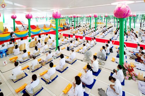 ภาพ No.227689:วันเสาร์ที่ 31 พฤษภาคม พ.ศ.2568 พิธีถวายผ้าไตรแด่สามเณรผู้เข้ารับการอุปสมบท , พิธีอุปสมบทสามเณรเตรียม DCI วัดพระธรรมกาย จ.ปทุมธานี