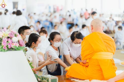 ภาพ No.80257:สาธุชนร่วมสรงน้ำพระและทำบุญ เนื่องในวันสงกรานต์ ณ หอฉันคุณยายอาจารย์ฯ วัดพระธรรมกาย วันที่ 13 เมษายน พ.ศ. 2566