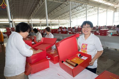 ภาพ No.212246:วันพุธที่ 19 มีนาคม พ.ศ. 2568 การบรรจุไทยธรรมลงกล่องสำเร็จ 43,500 กล่อง เพื่อถวายแด่พระสังฆาธิการ 40,000 กว่าวัดทั่วไทย ในวันคุ้มครองโลก 22 เมษายน พ.ศ. 2568 ณ บ้านแก้วเรือนทองคุณยายฯ วัดพระธรรมกาย