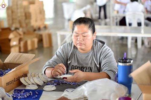 ภาพ No.239972:วันที่ 20-23 สิงหาคม พ.ศ. 2568 การเตรียมงานวันธรรมชัย ใส่ถ่านประทีป LED ที่วิหารคด 7 และ 25 วัดพระธรรมกาย