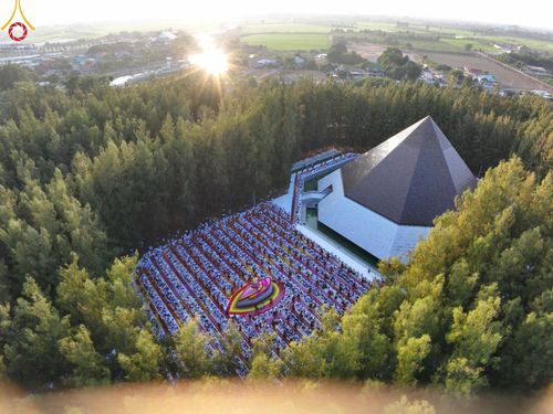 ภาพ No.188749:พิธีต้อนรับพระธรรมยาตรา ในโครงการธรรมยาตรา กตัญญูบูชา มหาปูชนียาจารย์ พระมงคลเทพมุนี(สด จนฺทสโร) พระผู้ปราบมาร อนุสรณ์สถาน 7 แห่ง ปีที่ 13 วันที่ 3 มกราคม พ.ศ. 2568 ณ อนุสรณ์สถานมหาวิหารพระมงคลเทพมุนี (โลตัสแลนด์) อ.สองพี่น้อง จ.สุพรรณบุรี