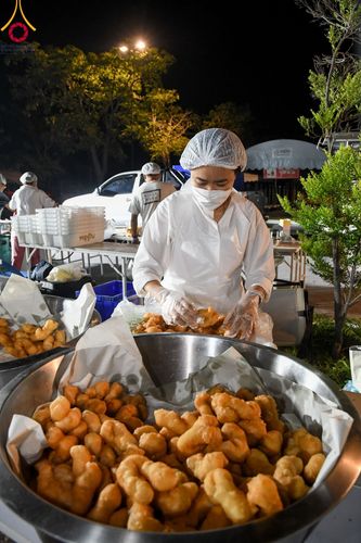 ภาพ No.106678:พิธีถวายภัตตาหารเป็นสังฆทาน แด่คณะพระธรรมยาตราฯ ในโครงการธรรมยาตรากตัญญูบูชา มหาปูชนียาจารย์ พระมงคลเทพมุนี(สด จนฺทสโร) พระผู้ปราบมาร อนุสรณ์สถาน 7 แห่ง ปีที่ 12 วันที่ 6 มกราคม พ.ศ. 2567 ณ อนุสรณ์สถานโลตัสแลนด์ จ.สุพรรณบุรี