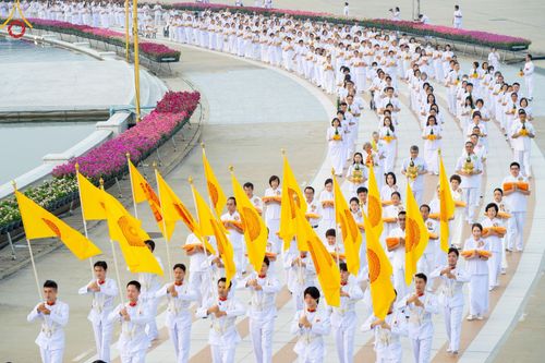 ภาพ No.216940:วันเสาร์ที่ 12 เมษายน พ.ศ. 2568 พิธีเวียนประทักษิณรอบพระมหาธรรมกายเจดีย์  พิธีวันทาเจดีย์ พิธีขอขมาและมอบผ้าไตร ในโครงการอุปสมบทหมู่ บูชาธรรมหลวงพ่อธัมมชโย, โครงการธรรมทายาท ระดับอุดมศึกษา รุ่นที่ 52 ,  โครงการบวชพระนานาชาติ AEC & WAB CEO รุ่นที่ 4 , ณ ว