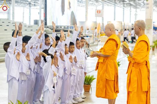 ภาพ No.151152:พิธีบูชาข้าวพระ ในวันอาทิตย์ต้นเดือน วันที่ 1 กันยายน พ.ศ. 2567 ณ สภาธรรมกายสากล วัดพระธรรมกาย