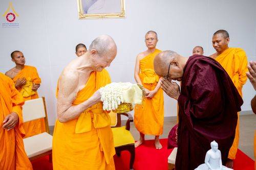 ภาพ No.222702:วันที่ 23 เมษายน พ.ศ. 2568 หลวงพ่อทัตตชีโวต้อนรับคณะสงฆ์เนปาล ณ อาคาร 100 ปี คุณยายมหารัตนอุบาสิกาจันทร์ ขนนกยูง วัดพระธรรมกาย