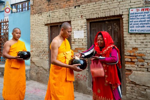 ภาพ No.213099:วันที่ 17 - 18 มีนาคม พ.ศ. 2568 คณะสงฆ์และสามเณรเดินบิณฑบาต รอบเมืองในพื้นที่ วัดสยมภูวนาถและราชวังปาตัน ณ เมืองกาฐมาณฑุ ประเทศเนปาล