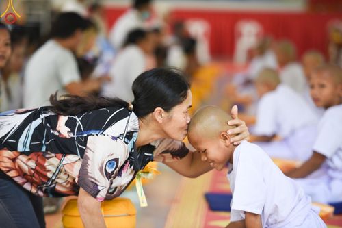 ภาพ No.135210:พิธีตัดปอยผม, พิธีขอขมารับผ้าไตร, พิธีบรรพชา, พิธีถวายบาตร ในโครงการบรรพชาสามเณร ฟื้นฟูพระพุทธศาสนาทั่วไทย  ณ ศูนย์ปฏิบัติธรรมบุญประสาน ต.พญาเย็น อ.ปากช่อง จ.นครราชสีมา วันที่ 5 เมษายน พ.ศ. 2567