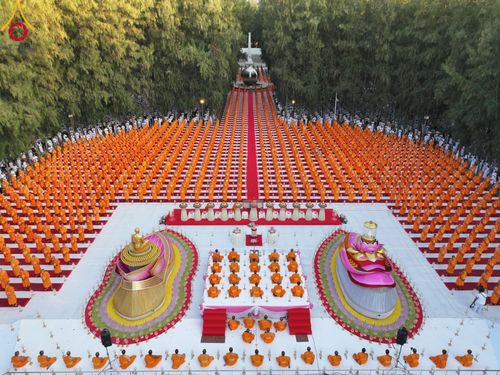 ภาพ No.107106:พิธีจุดประทีปถวายเป็นพุทธบูชา และบูชาธรรมมหาปูชนียาจารย์ ในโครงการธรรมยาตรากตัญญูบูชา มหาปูชนียาจารย์ พระมงคลเทพมุนี(สด จนฺทสโร) พระผู้ปราบมาร  อนุสรณ์สถาน 7 แห่ง ปีที่ 12  วันที่ 6 มกราคม พ.ศ. 2567 ณ อนุสรณ์สถานมหาวิหารพระมงคลเทพมุนี อ.สองพี่น้อง จ.สุพร