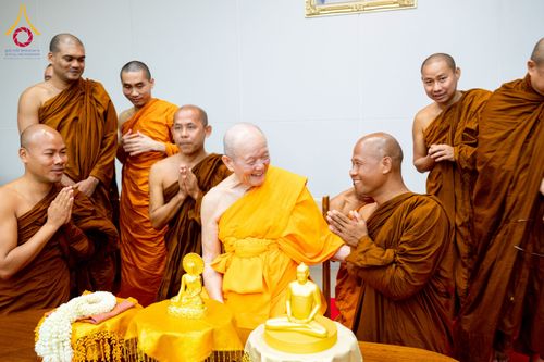 ภาพ No.222608:วันที่ 23 เมษายน พ.ศ. 2568 หลวงพ่อทัตตชีโวต้อนรับคณะสงฆ์บังกลาเทศ ณ อาคาร 100 ปี คุณยายมหารัตนอุบาสิกาจันทร์ ขนนกยูง วัดพระธรรมกาย