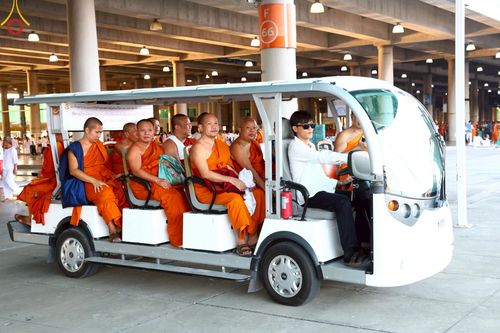 ภาพ No.219264:บรรยากาศการเดินทางเข้าวัดพระธรรมกาย , การต้อนรับปฏิสันถาร , การฉันภัตตาหารเช้า , การลงทะเบียนพระสังฆาธิการ  เนื่องในวันคุ้มครองโลก พิธีถวายมหาสังฆทานคณะสงฆ์ 40,000 กว่าวัดทั่วประเทศ ณ วัดพระธรรมกาย