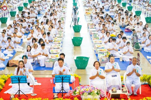 ภาพ No.139054:พิธีตักบาตร , พิธีบูชาข้าวพระ ณ ห้องแก้วสารพัด 1 สภาธรรมกายสากล วัดพระธรรมกาย วันอาทิตย์ต้นเดือนที่ 2 มิถุนายน พ.ศ. 2567