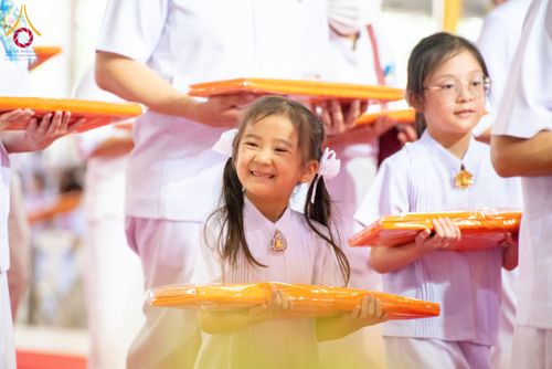 ภาพ No.134293:พิธีทอดผ้าป่าสมทบ มหาสังฆทาน 10,000 วัด ทั่วไทย วันอาทิตย์ต้นเดือนที่ 7 เมษายน พ.ศ.2567 ณ ห้องแก้วสารพัดนึก 1 สภาธรรมกายสากล  วัดพระธรรมกาย จ.ปทุมธานี